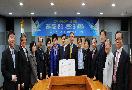 「권익증진 민관 네트워크」 발족식에서 시민단체 대표들과 기념 촬영하는 이성보 위원장