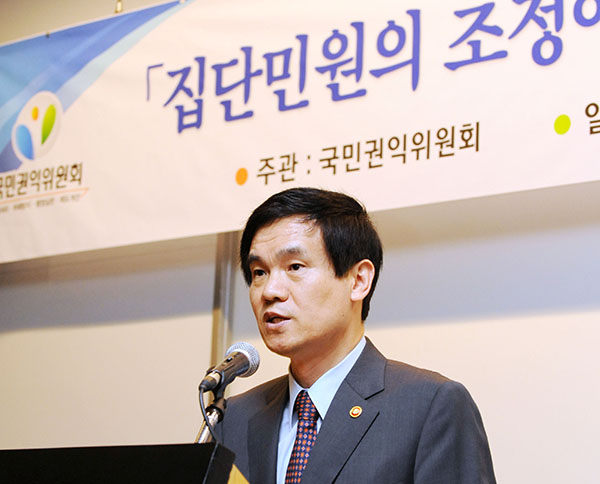 집단민원 조정법안 공청회에서 인사말하는 이성보위원장